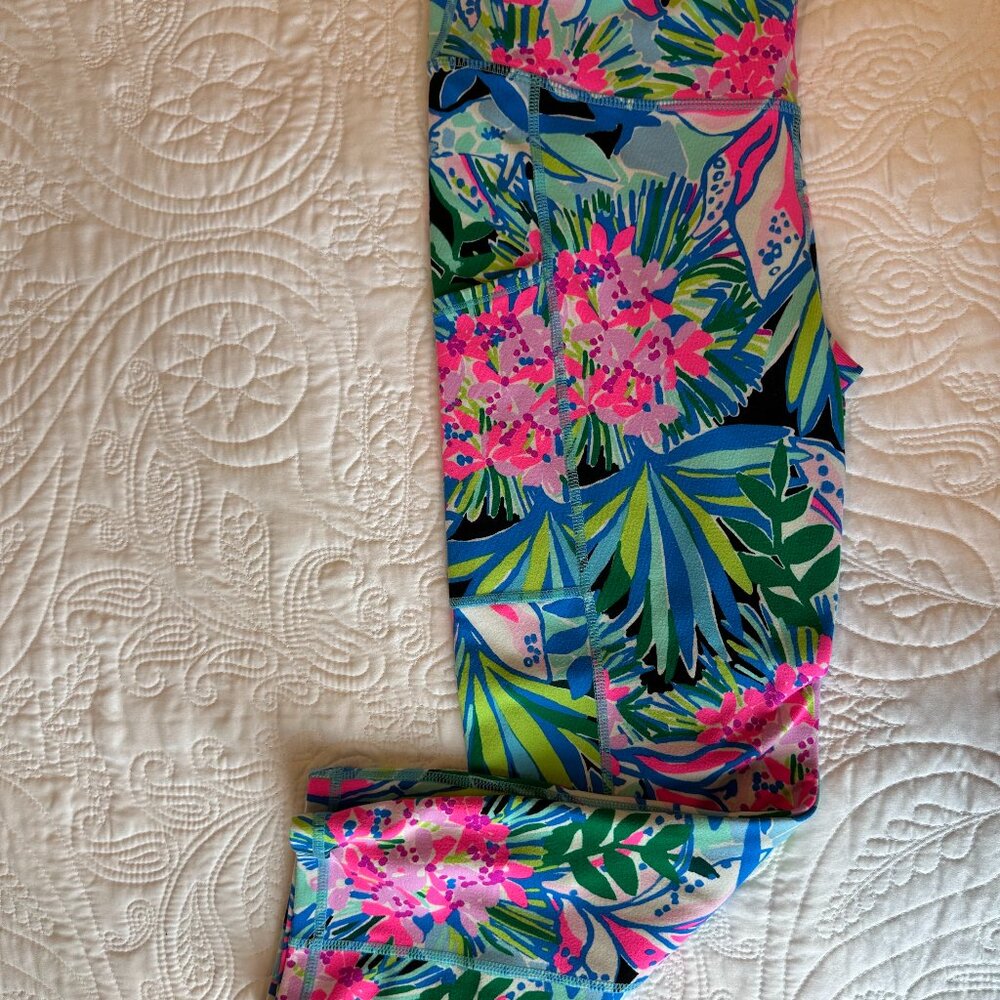 EUC Lilly Pulitzer Luxletic Weekender High Rise Midi Legging in You Me & Giraffe